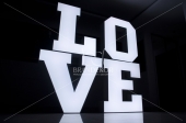 Love-Buchstaben mit Lampen Beleuchtung oder