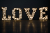 Love-Buchstaben mit Lampen Beleuchtung oder