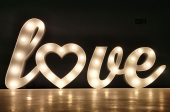 Love-Buchstaben mit Lampen Beleuchtung oder