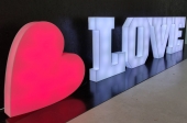 Love-Buchstaben mit Lampen Beleuchtung oder