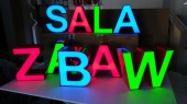 3D-LED-Buchstaben mit Seiten aus Aluminiumband, vorne beleuchtet