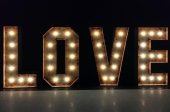 Love-Buchstaben mit Lampen Beleuchtung oder