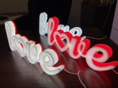 Love-Buchstaben mit Lampen Beleuchtung oder