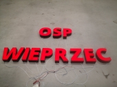 3D-Buchstaben aus Plexiglas mit Beleuchtung